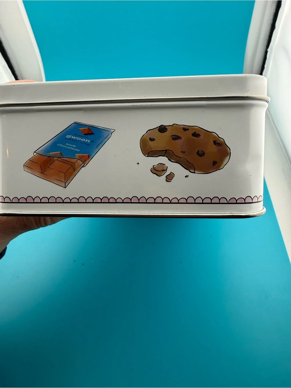 Koekje Van Eigen Deeg Decorative Cookie Tin - White and Light Blue